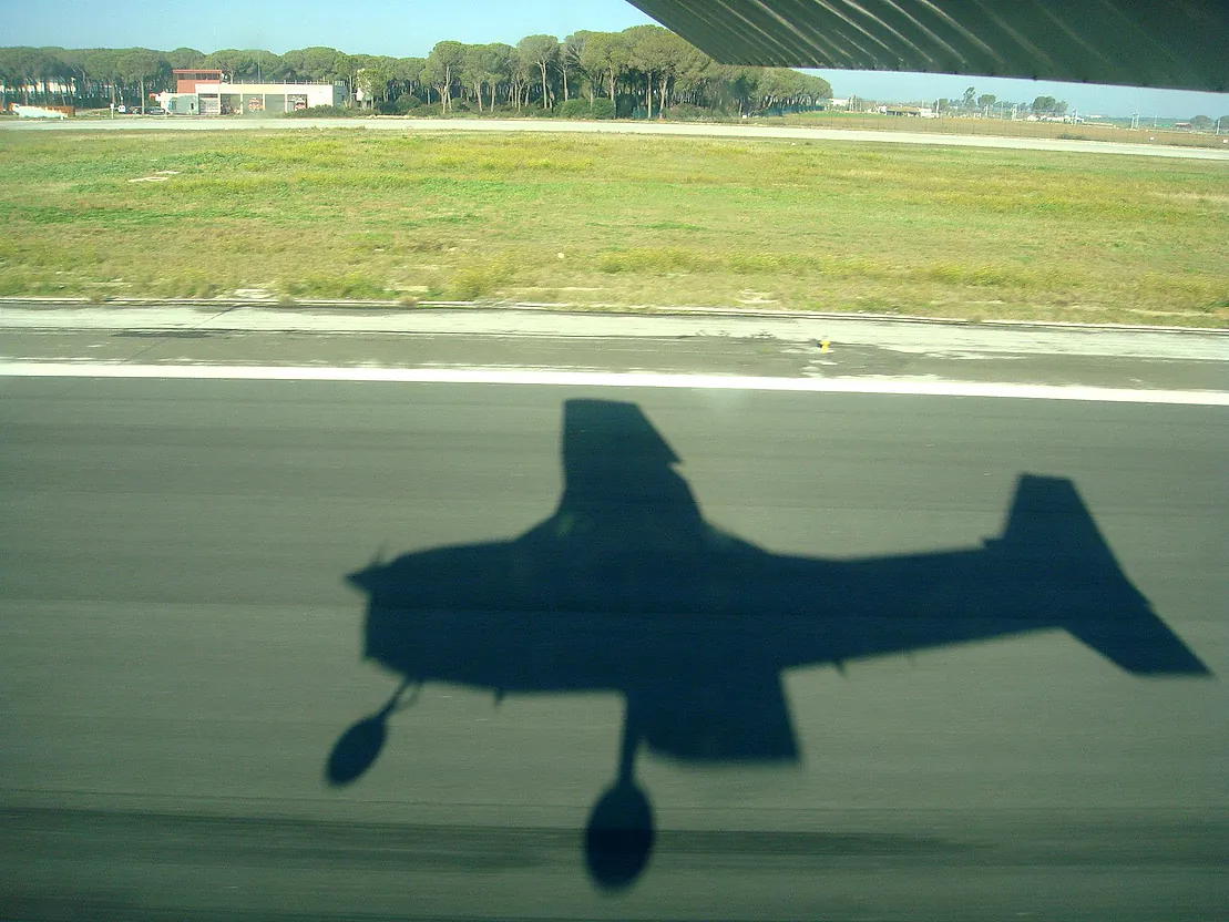 Aerotablada Ato-280 sombra avioneta aterrizando