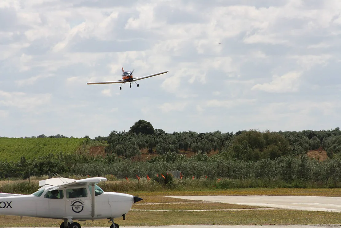 Aerotablada Ato-280 avioneta aterrizando en pista