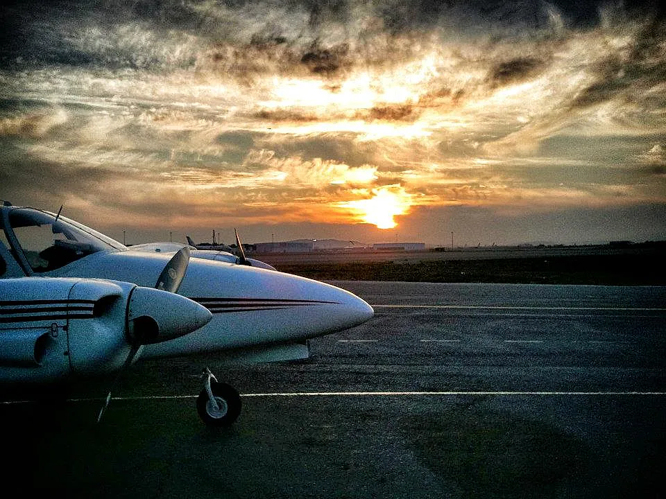 Aerotablada Ato-280 recorte morros de avionetas al atardecer