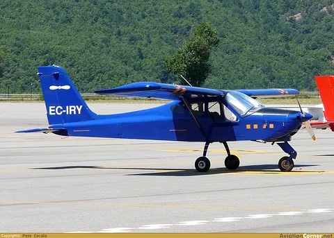 Aerotablada Ato-280 recorte detalle de avionate con puerta ahngar de fondo