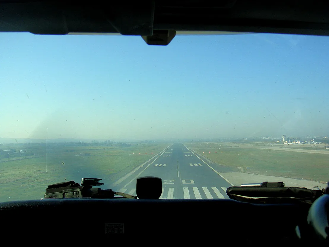 Aerotablada Ato-280 pista de aterrizaje desde cabina vion